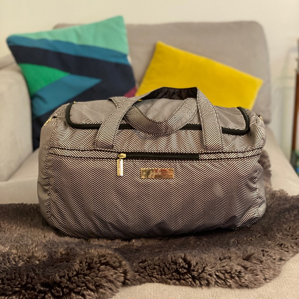 ✨ Ju Ju Be ✨ Chevron Weekender Bag